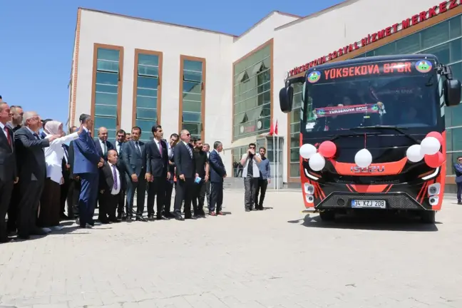 Yüksekova Spor Kulübü Kadın Futbol Takımı'na Otobüs Teslim Töreni