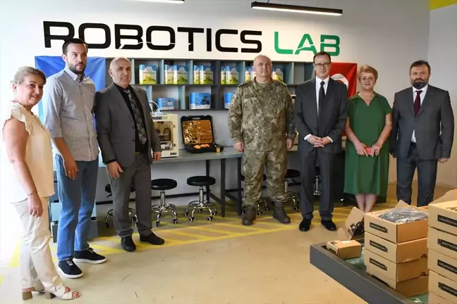 NATO'nun Kosova'daki Barış Gücü'nden robotik kodlama sınıfı açılışı