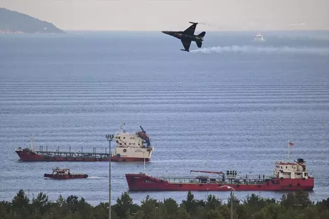 SOLOTÜRK, İstanbul semalarında zafer bayramı için prova uçuşu gerçekleştirdi