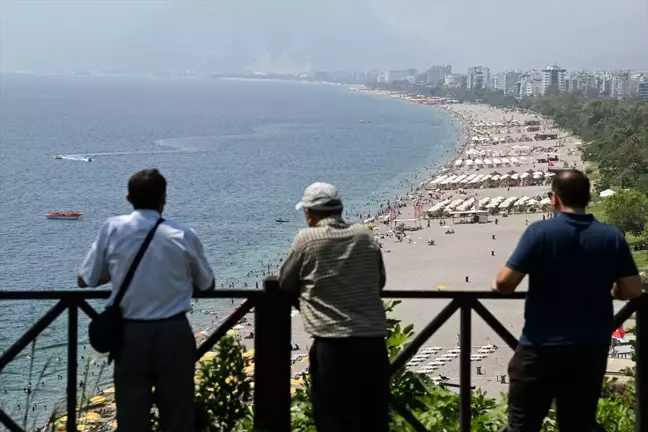 Antalya'da Sıcaktan Bunalanlar Denize Akın Etti