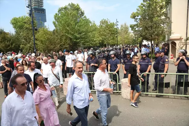 Tiran Belediye Başkanı'na istifa çağrıları ve yolsuzluk protestoları devam ediyor