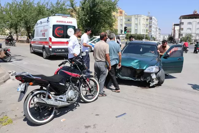 Kilis'te Motosiklet ile Otomobil Çarpışması: 2 Kişi Yaralandı