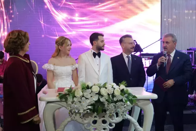 BBP Genel Başkanı Mustafa Destici, Eskişehir'deki düğünde nikah şahitliği yaptı