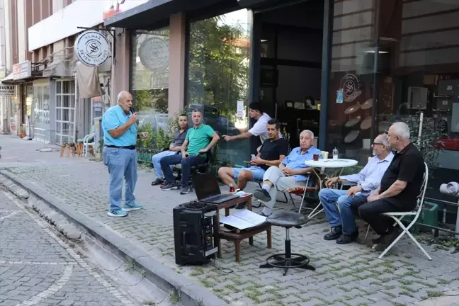 Amasya'da Minik Kuş Lakaplı Bıçak Satıcısı Esnaf Arkadaşlarına Mini Konser Veriyor