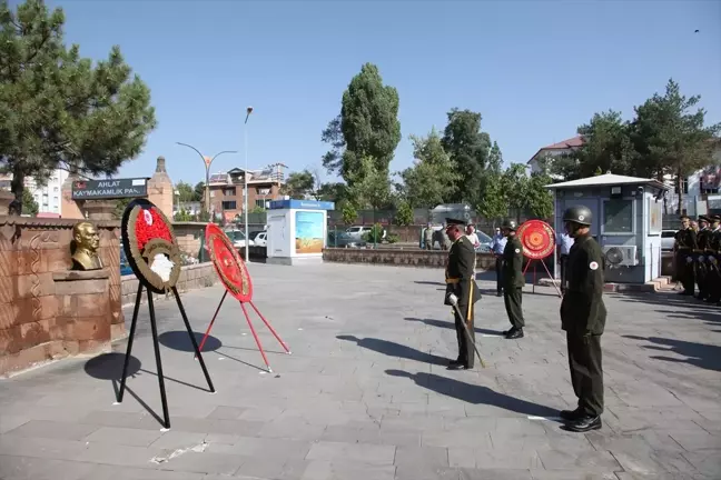 Ahlat'ta Zafer Bayramı töreni düzenlendi