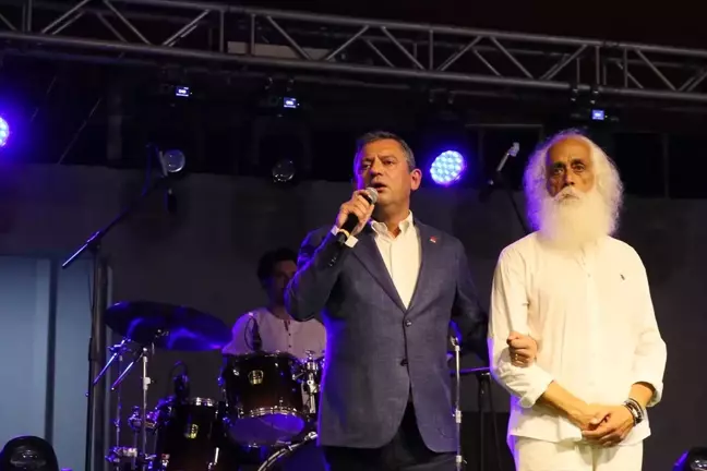 CHP Genel Başkanı Özgür Özel, Suavi Konserini Dinledi