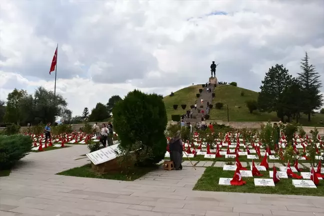 Dumlupınar Şehitliği'nin ziyaretçileri şehit ve gazileri dualarla andı