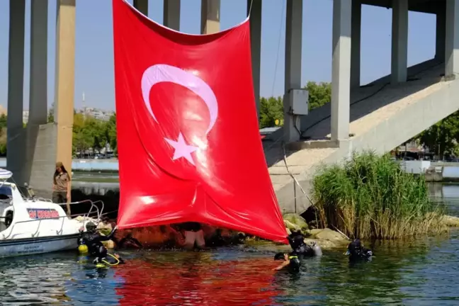 Birecik'te Dalgıçlar Türk Bayrağı Gösterisi Yaptı