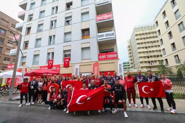 Gençlik ve Spor Bakanı Osman Aşkın Bak, Paralimpik Oyunları'nda milli sporcuları ziyaret etti