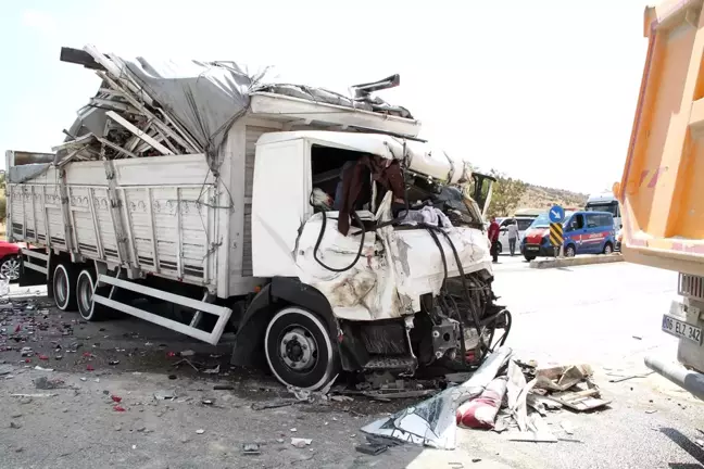 Manisa'da hurda yüklü kamyonet beton kamyonuna çarptı: 1 yaralı