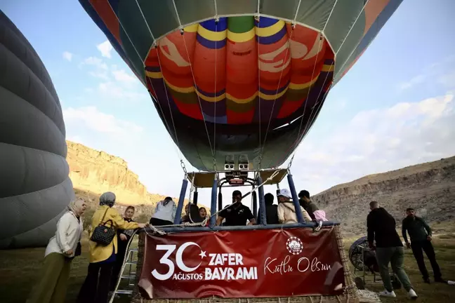 Kapadokya'da Zafer Bayramı'na özel sıcak hava balonları havalandı