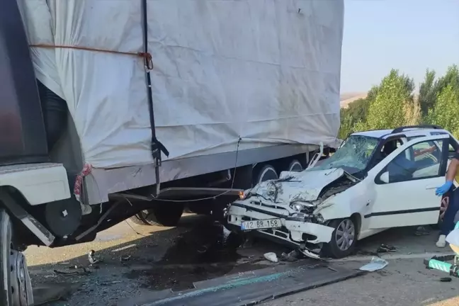 Konya'da kamyona çarpan otomobilde 3 kişi hayatını kaybetti, 2 kişi ağır yaralandı