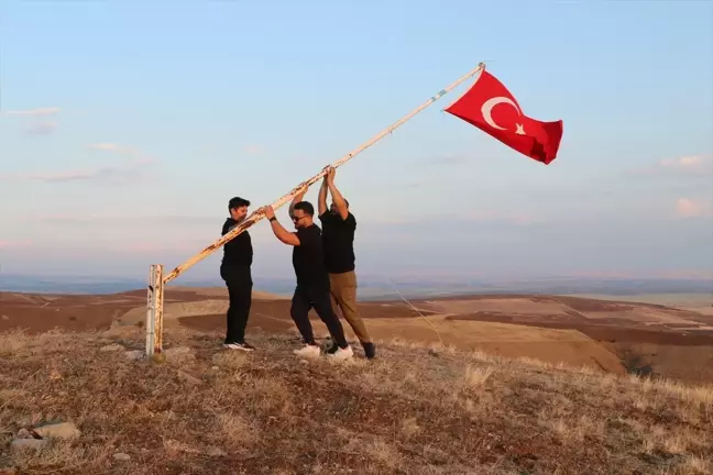 Yozgatlı Gençler Köylerindeki Bayrağı Yeniliyor