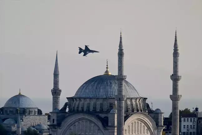 SOLOTÜRK İstanbul'da Zafer Bayramı kutlamalarında gösteri uçuşu gerçekleştirdi