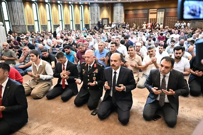 Taksim Camisi'nde 30 Ağustos Zafer Bayramı dolayısıyla şehitler için hatim programı düzenlendi