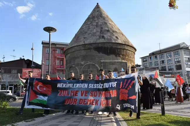 Erzurum'da İsrail'in Gazze'ye yönelik saldırılarını protesto eden sağlık çalışanları sessiz yürüyüşlerine devam etti