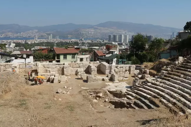 İzmir'deki Smyrna Tiyatrosu'nda kazı çalışmaları sürüyor