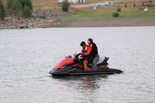 Erzurum'da Maceraseverler Jet Ski Yapıyor