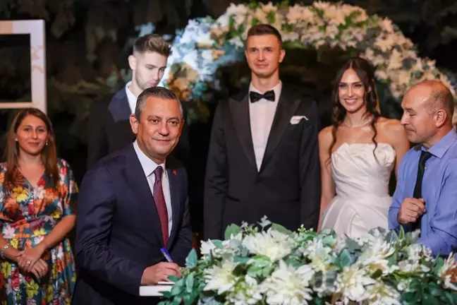 CHP Genel Başkanı Özgür Özel, İrem Yaman ve Mert Matic'in nikah şahitliğini yaptı