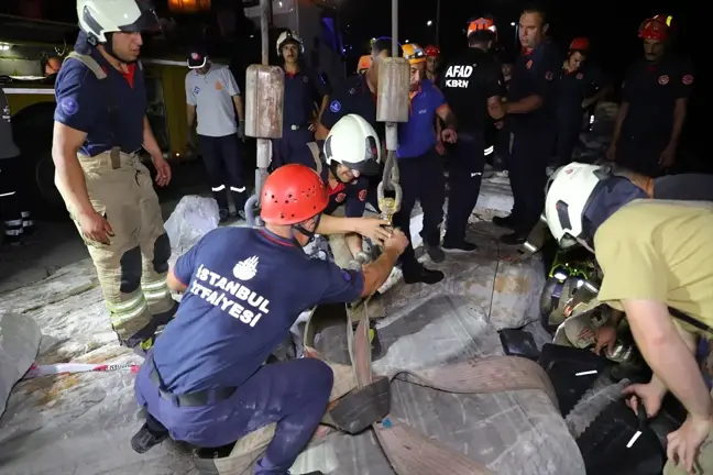 Fatih'te Sahilde Sıkışan Genç İtfaiye Tarafından Kurtarıldı