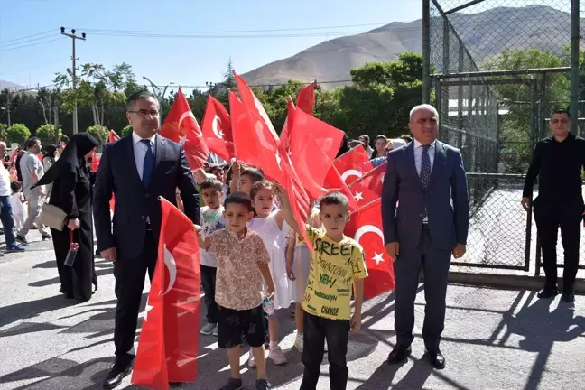 Bitlis'te Yeni Başlayan Öğrenciler Uyum Eğitimi İçin Kortej Yürüyüşü Yaptı