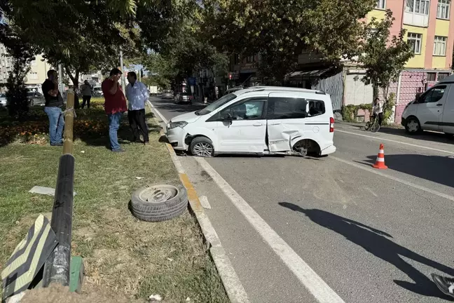 Elazığ'da Ambulans ile Hafif Ticari Araç Çarpışması: 2 Kişi Yaralandı