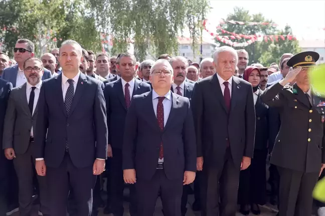 TBMM Başkanvekili Celal Adan ve CHP Genel Başkanı Özgür Özel, Sivas Kongresi'nin temsili canlandırılmasını izledi