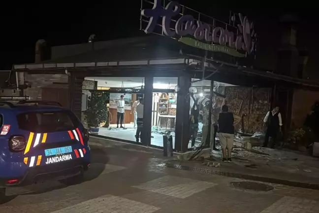 Arnavutköy'de Kontrolden Çıkan Otomobil Balık Restoranına Girdi: 4 Yaralı