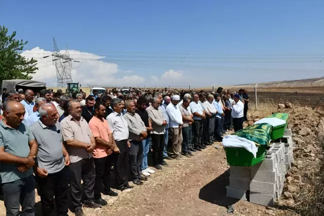 Gaziantep'te trafik kazasında hayatını kaybeden 2 kız kardeş yan yana defnedildi