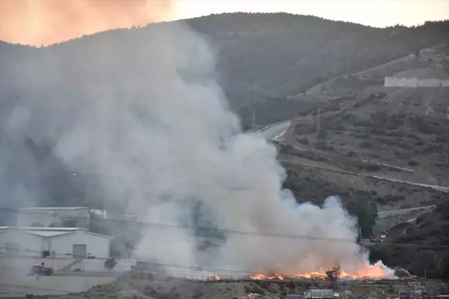 İzmir Karabağlar'da Katı Atık Depolama Sahasında Yangın Çıktı