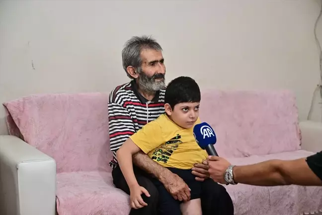 Dede, Spina Bifida Hastası Torununu Sırtında Taşıyor