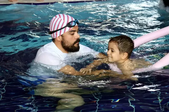 Otizmli Çocuklara Yüzme Eğitimi Veren Gönüllü Antrenör