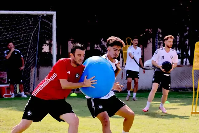 Altay, altyapısından yetişen genç futbolculara profesyonel lisans çıkardı