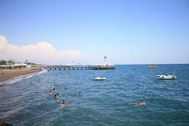 Antalya'da Sıcak Hava ve Nemden Bunalanlar Sahillerde Yoğunluk Oluşturdu