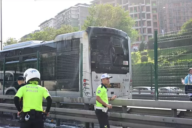 İstanbul'da seyir halindeki metrobüste yangın çıktı