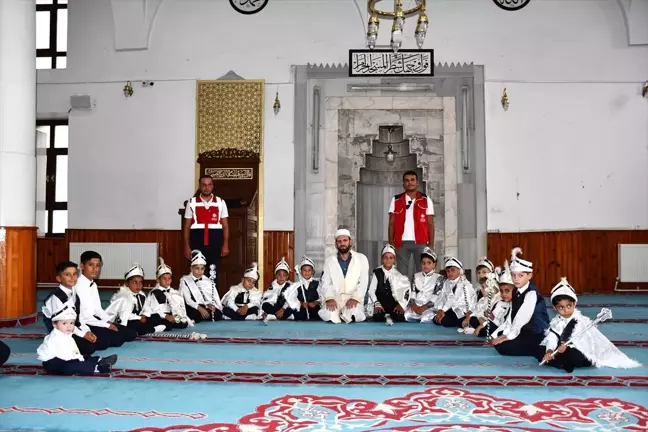 Şanlıurfa Vakıflar Bölge Müdürlüğü, Adıyaman'da 20 çocuğu sünnet ettirdi