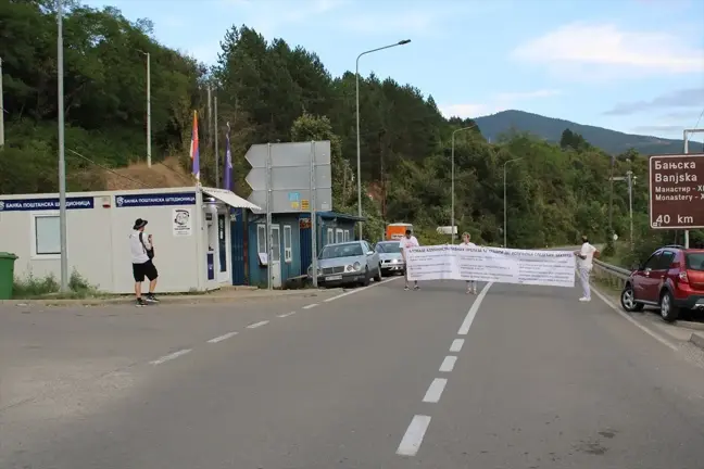 Sırbistan'da Kosova ile sınır geçişlerinde yol kapatma eylemi başlatıldı