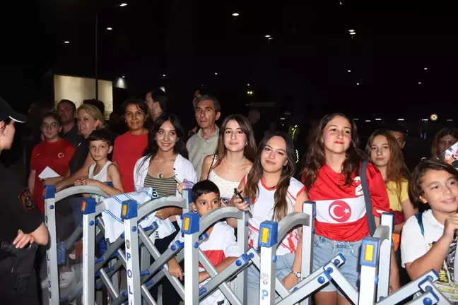 A Milli Futbol Takımı İzlanda maçı için İzmir'e geldi