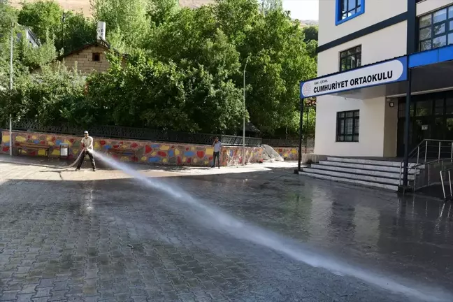 Van'ın Çatak ilçesinde okul bahçeleri temizlendi