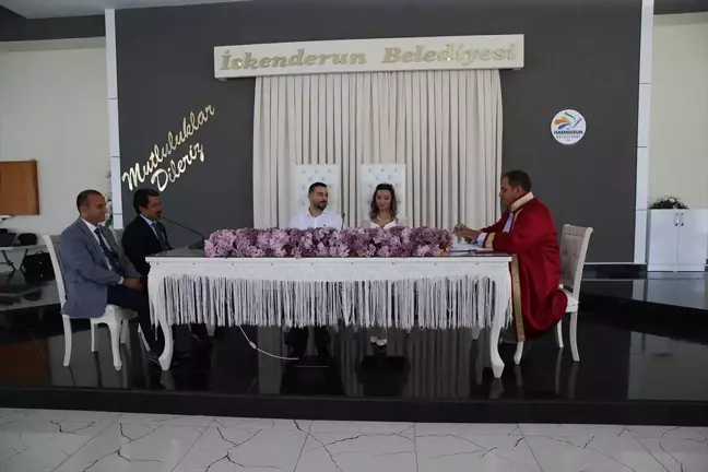 İskenderun Kaymakamı Murat Sefa Demiryürek, nikah şahitliği yaptı