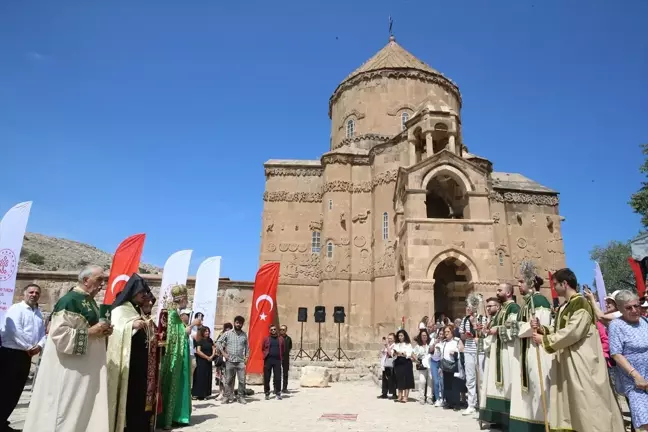 Van Gölü'ndeki Akdamar Adası'ndaki kilisede geleneksel ayin yapıldı