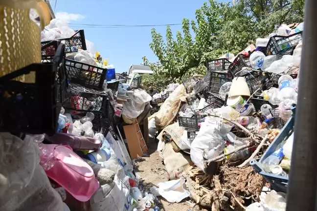 Kepez ilçesinde atık biriktirilen ev temizlendi