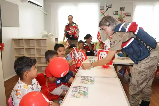 Jandarma Ekipleri Antakya'da Öğrencilerle Buluştu