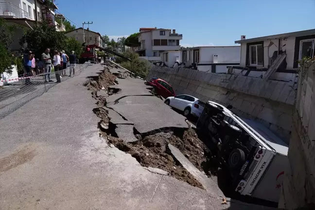 İzmir'de Şiddetli Sağanak Sonucu Ev ve İş Yerleri Su Altında Kaldı