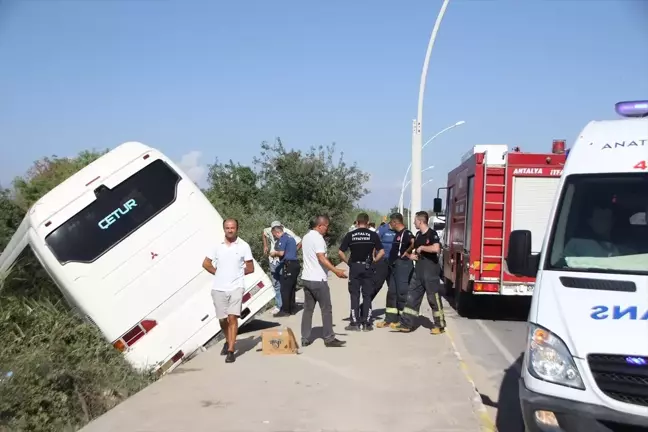 Antalya'da Otel Personelini Taşıyan Servis Otobüsü Kaza Yaptı: 7 Yaralı