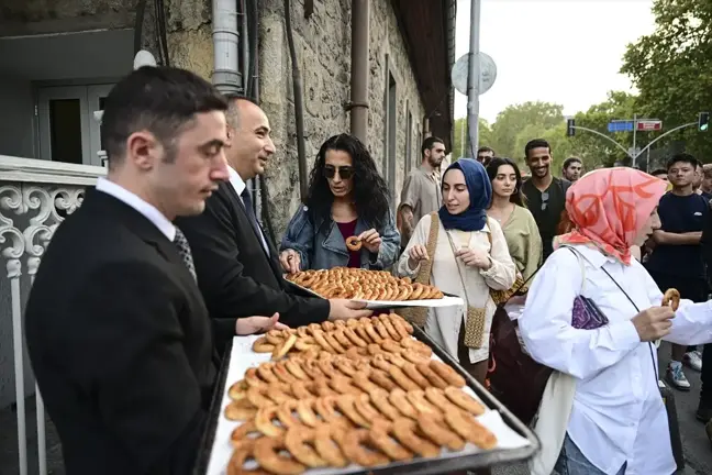 Dolmabahçe'de Mevlit Kandili İkramı