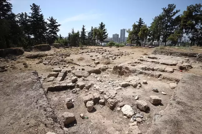 Yumuktepe Höyüğü'nde Arkeolojik Kazılar Devam Ediyor