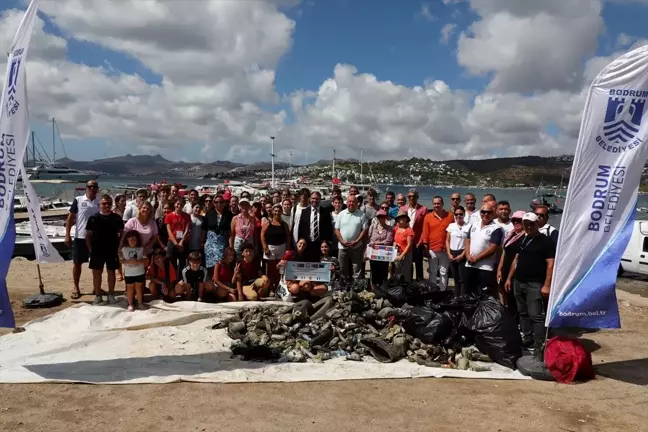 Bodrum'da Erasmus Öğrencilerinden Kıyı ve Deniz Dibi Temizliği