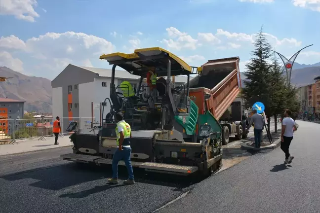 Hakkari'de Çevre Yolunda Asfaltlama Çalışmaları Devam Ediyor