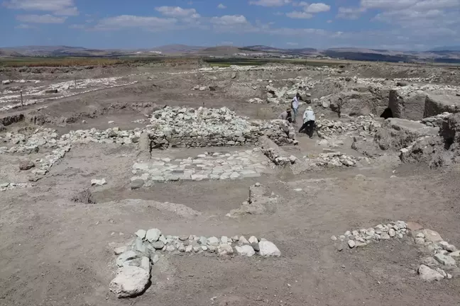 Oluz Höyük Kazılarında 18 Yılda 2 Binden Fazla Eser Ortaya Çıkarıldı